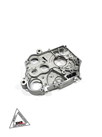 Картер правый YX140 (W063)